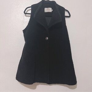 Janska black fleece vest w/1 ornate silver button front closure. Sz M. Preowned.